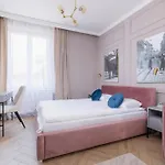 Starowislna Elegant With Air Conditioning Kazimierz Cracow By Renters Prestige *